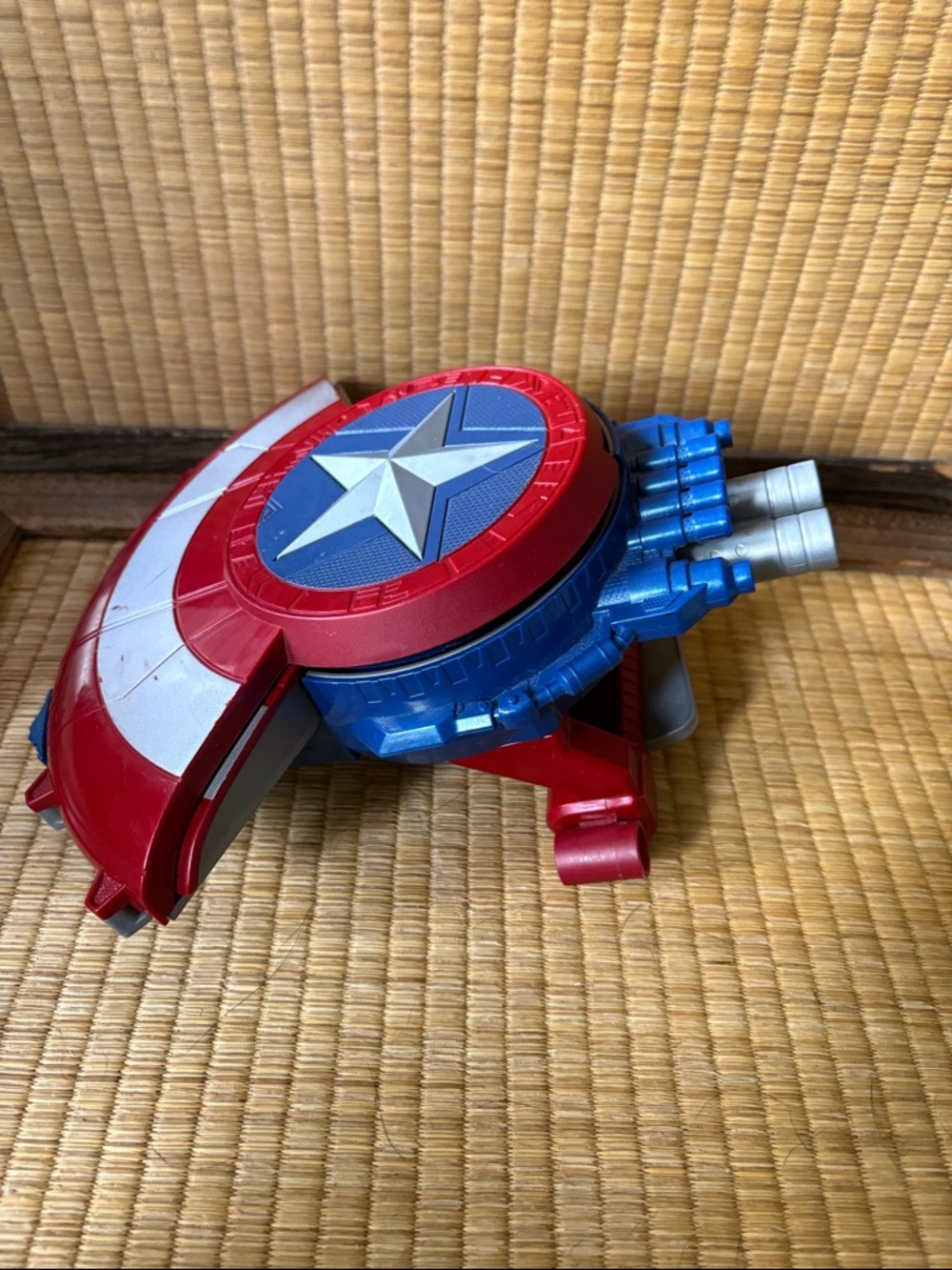 ☀️HASBRO: Captain America Shield Blaster - with 2 darts - Picture 4 of 4